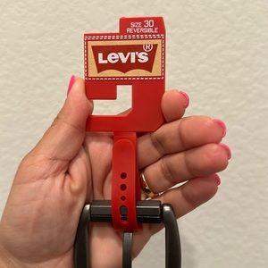 Size 30 reversible Levi's belt (black/brown)